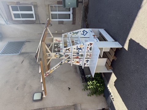 L’arbre à livres devant la galerie