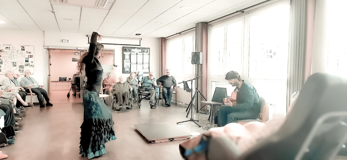 Un moment de danse partagé avec les résidents de la Maison hospitalière