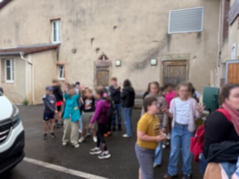 Les élèves de Fontenoy-la-Joûte devant la galerie
