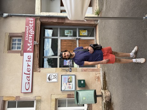 Devant la galerie Mengotti